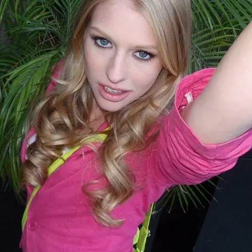 julieee image 1